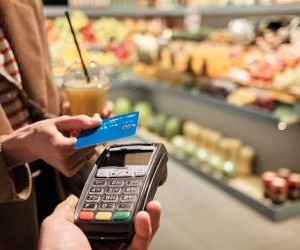 Commodities such as gold, oil, agricultural products and industrial metals offer opportunities to diversify your portfolio and hedge against inflation, but they are also high-risk assets due to price volatility, geopolitical tensions and supply-demand shocks; the key is to invest with a clear strategy, an understanding of the underlying market drivers, and only with capital that does not compromise your financial stability.